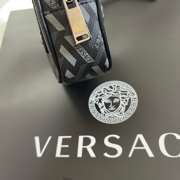 Authentic Versace Designer Belt Bags Leather - Picture 3 of 16